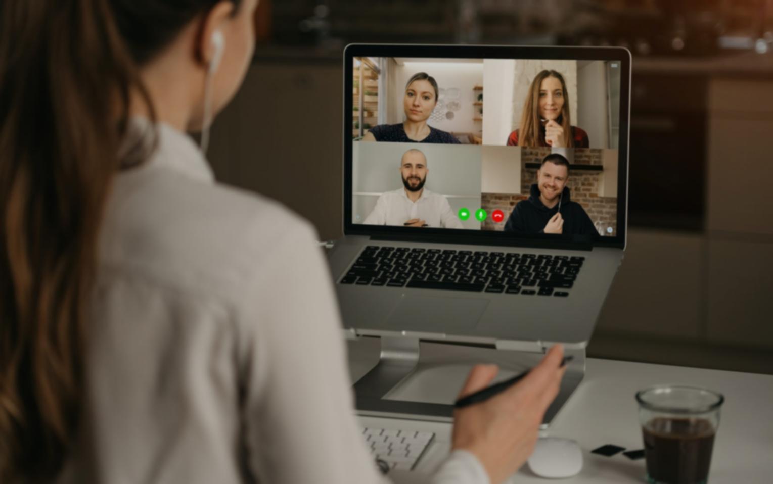 Session de formation en analyse financière avec participants engagés