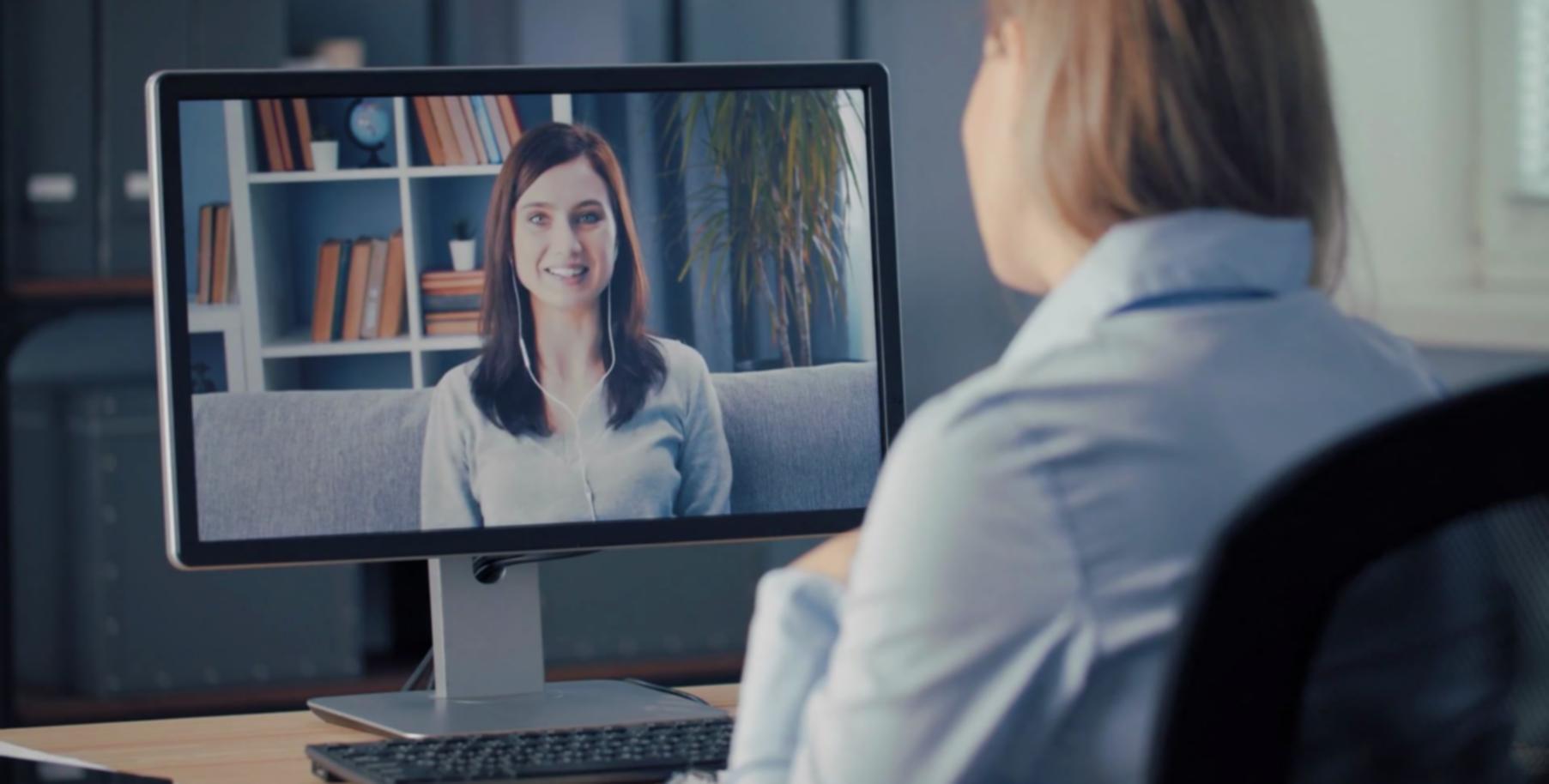 Professionnel travaillant sur des analyses financières