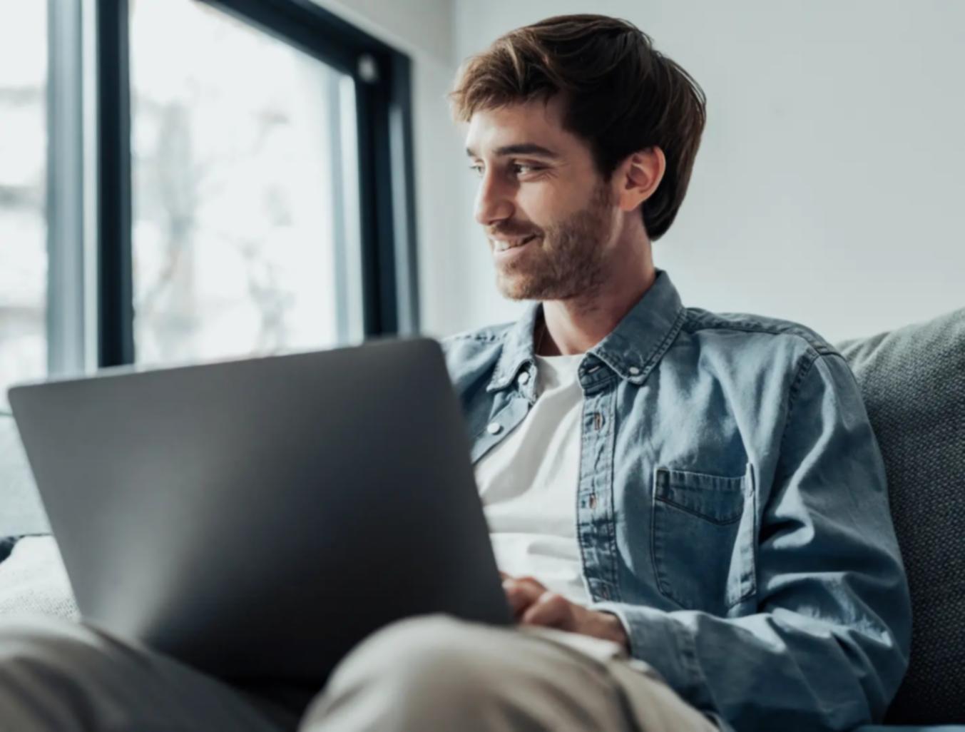 Expert analysant des documents financiers